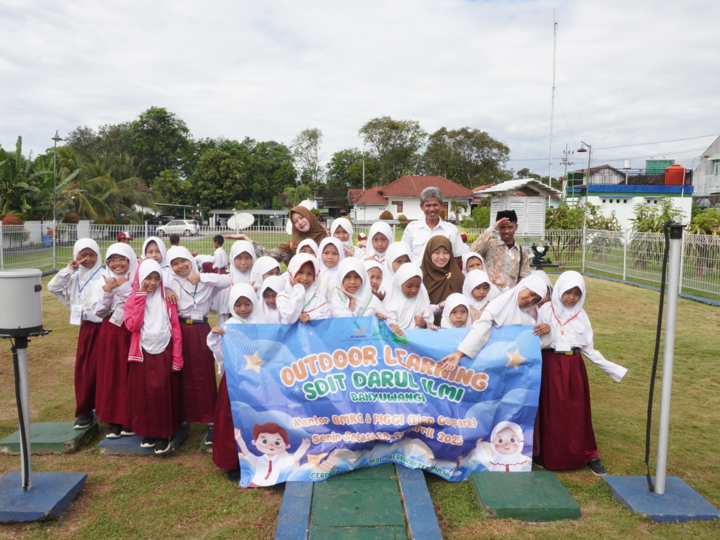 SDIT Darul Ilmi Banyuwangi Melakukan Kunjungan Sekolah ke Stasiun Meteorologi Kelas III Banyuwangi