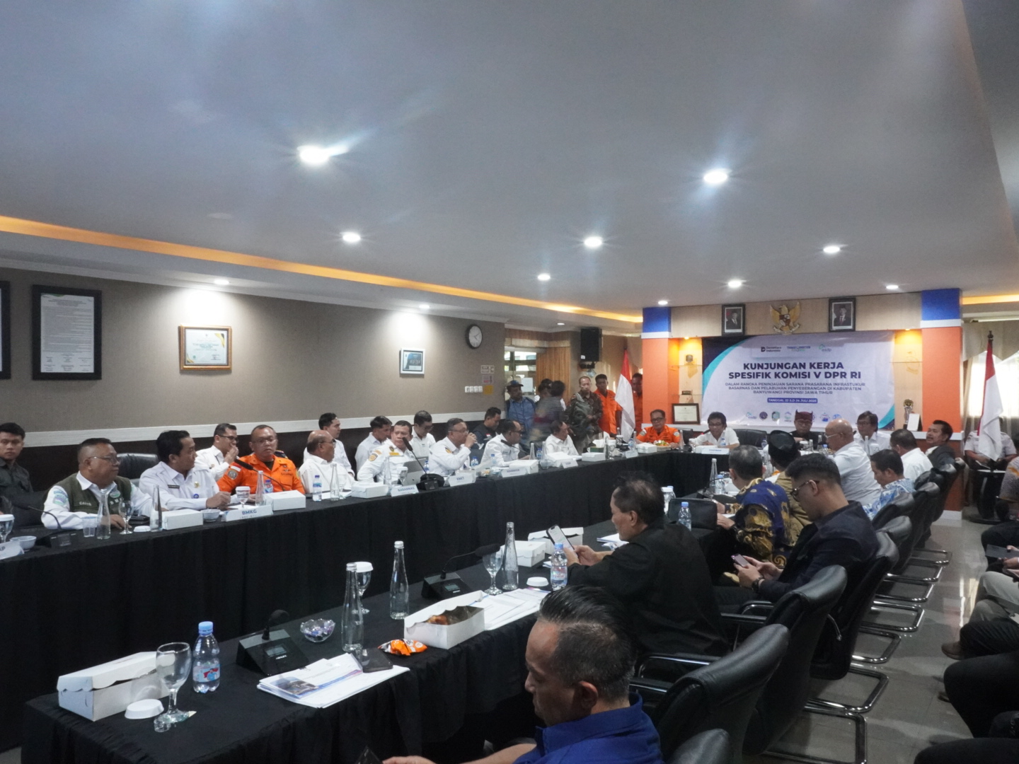 Komisi V DPR RI Melakukan Kunjungan Kerja Spesifik Tinjau Sarana Prasarana Infrastruktur Basarnas dan Pelabuhan Penyeberangan di ASDP Ketapang Banyuwangi