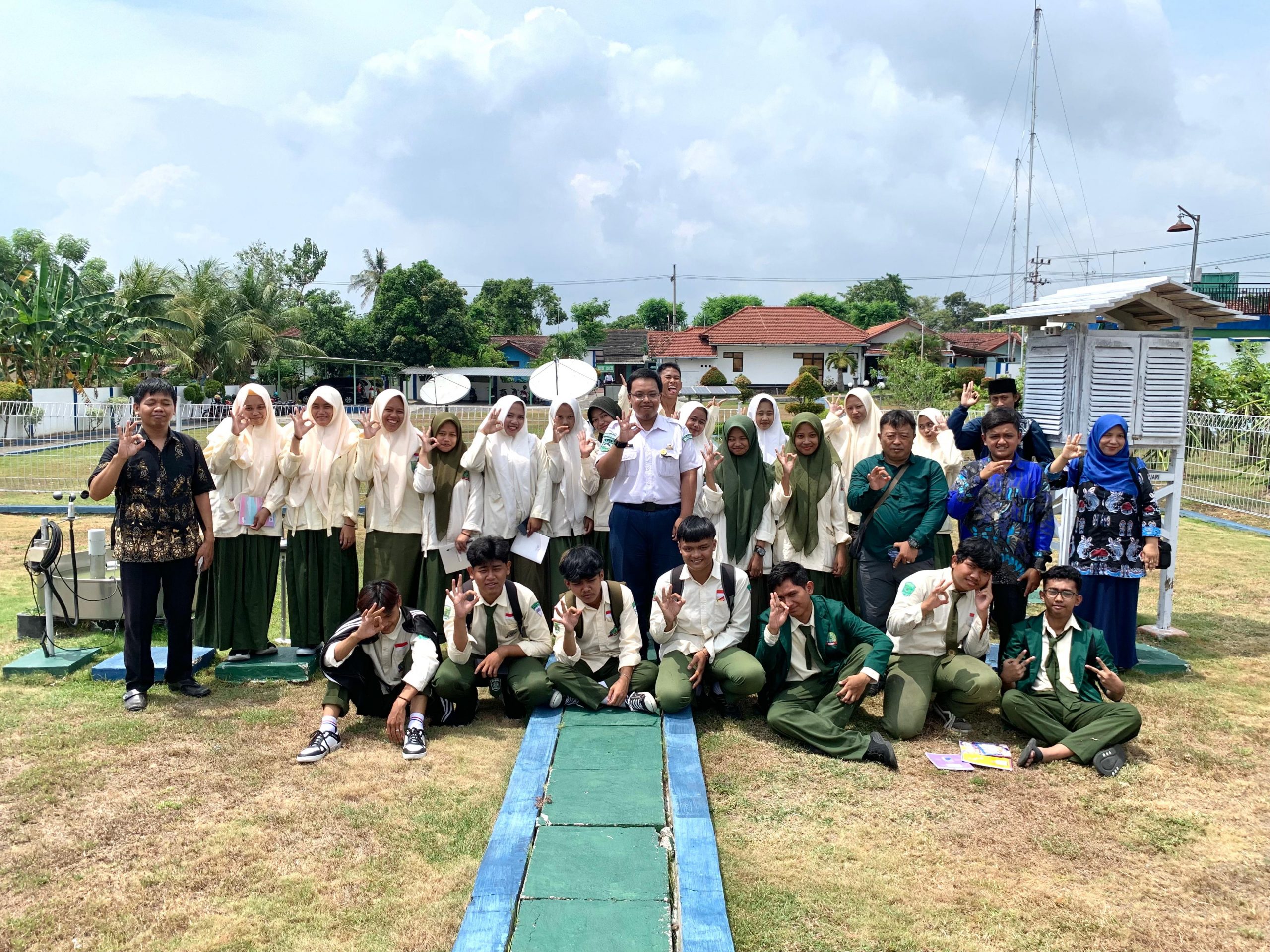 Kunjungan Edukasi MA Baiturrahman Banyuwangi ke Stasiun Meteorologi Kelas III Banyuwangi Tingkatkan Wawasan Siswa tentang Cuaca BMKG
