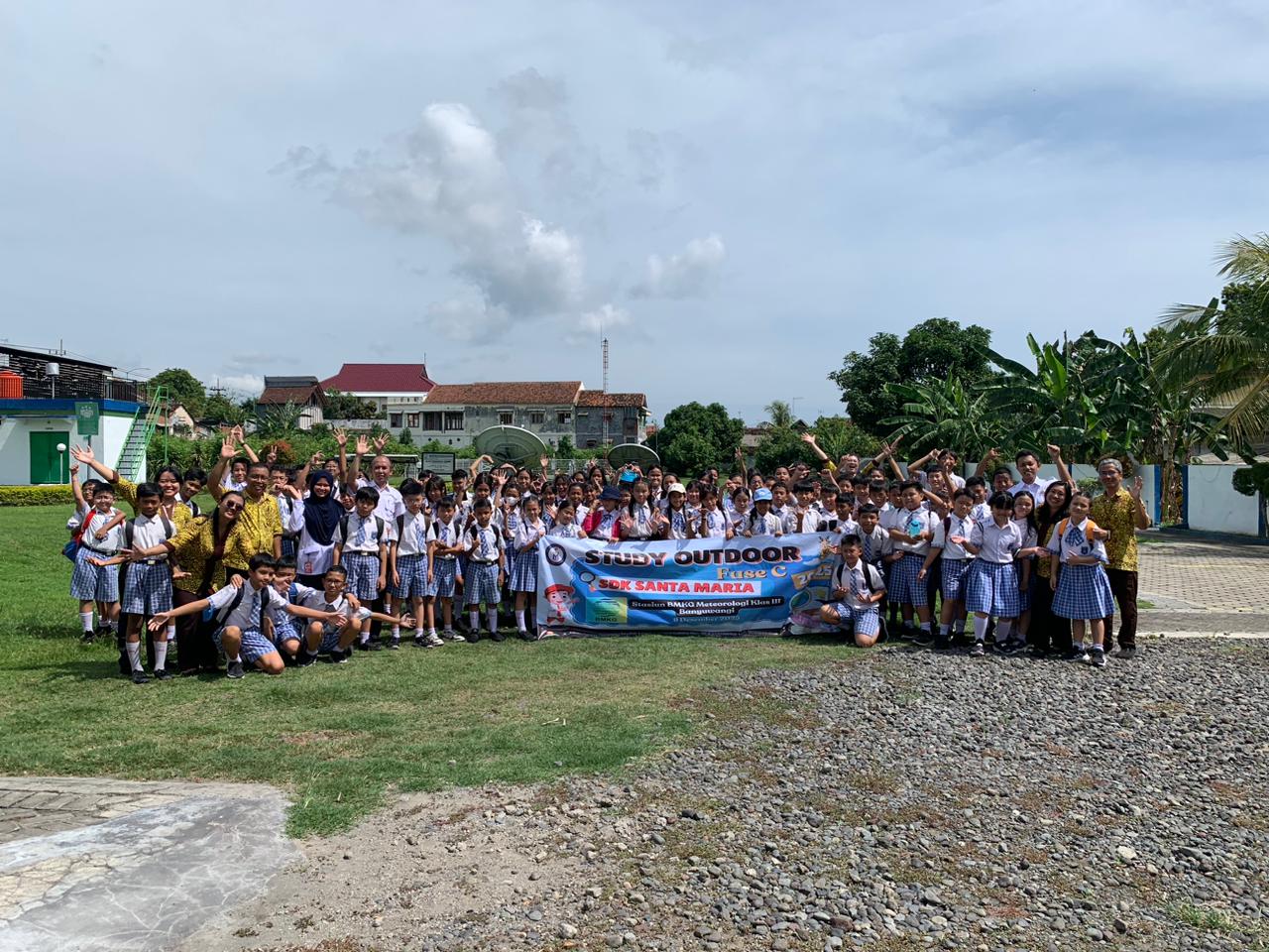 SD Katolik Santa Maria Banyuwangi Gelar Kunjungan Edukasi ke Stasiun Meteorologi Kelas III Banyuwangi